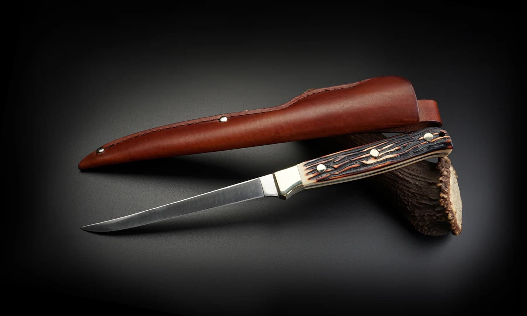Blog cover image showing a hero outdoor knife for buying guide content